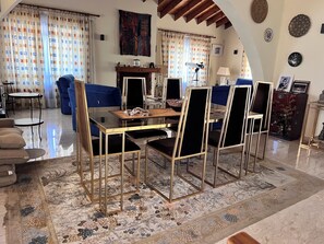 Villa, 4 chambres, piscine privée, vue jardin | Salle de séjour