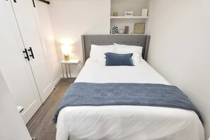 1 bedroom, iron/ironing board, WiFi, bed sheets - White Brick Retreat - Shaw (Washington)