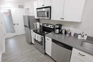 Fridge, microwave, oven, stovetop - White Brick Retreat - Shaw (Washington)