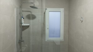 Dusche, Haartrockner, Handtücher, Seife