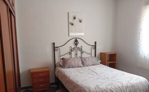 2 habitaciones, tabla de planchar con plancha y ropa de cama