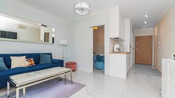 Apartamento clásico, balcón, vistas al mar | Tabla de planchar con plancha y wifi gratis