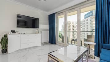 Classic-Apartment, Balkon, Meerblick | Bügeleisen/Bügelbrett, kostenloses WLAN