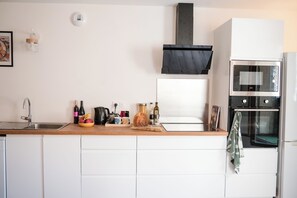 Micro-ondes, four, plaque de cuisson, lave-vaisselle