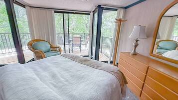3 quartos, escrivaninha, ferros/tábuas de passar roupa, berço de viagem