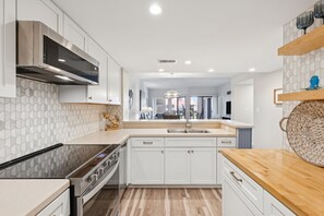 Een koelkast, een microgolfoven, een oven, een kookplaat