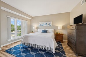 2 bedrooms, desk, iron/ironing board, free WiFi - Bright & Modern Pet Friendly Beach Getaway (Hilton Head Island)