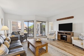 Smart TV, books - Bright & Modern Pet Friendly Beach Getaway (Hilton Head Island)