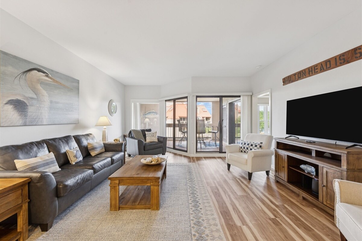 Bright & Modern Pet Friendly Beach Getaway