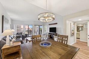 Smart TV, books - Bright & Modern Pet Friendly Beach Getaway (Hilton Head Island)