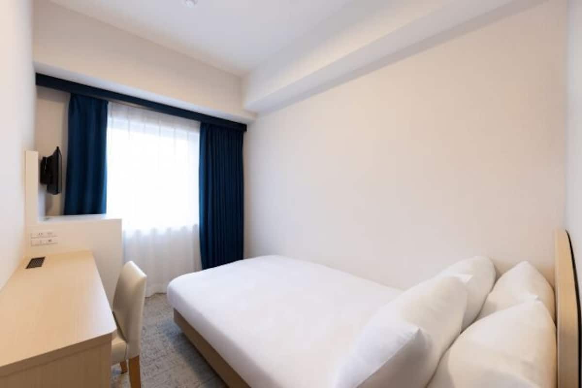 Down duvets, in-room safe, blackout curtains, free WiFi