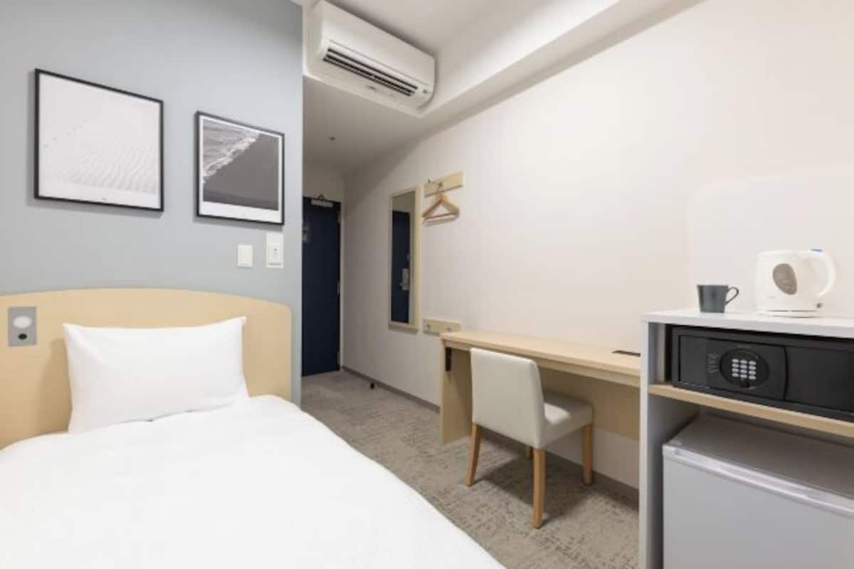 Down duvets, in-room safe, blackout curtains, free WiFi