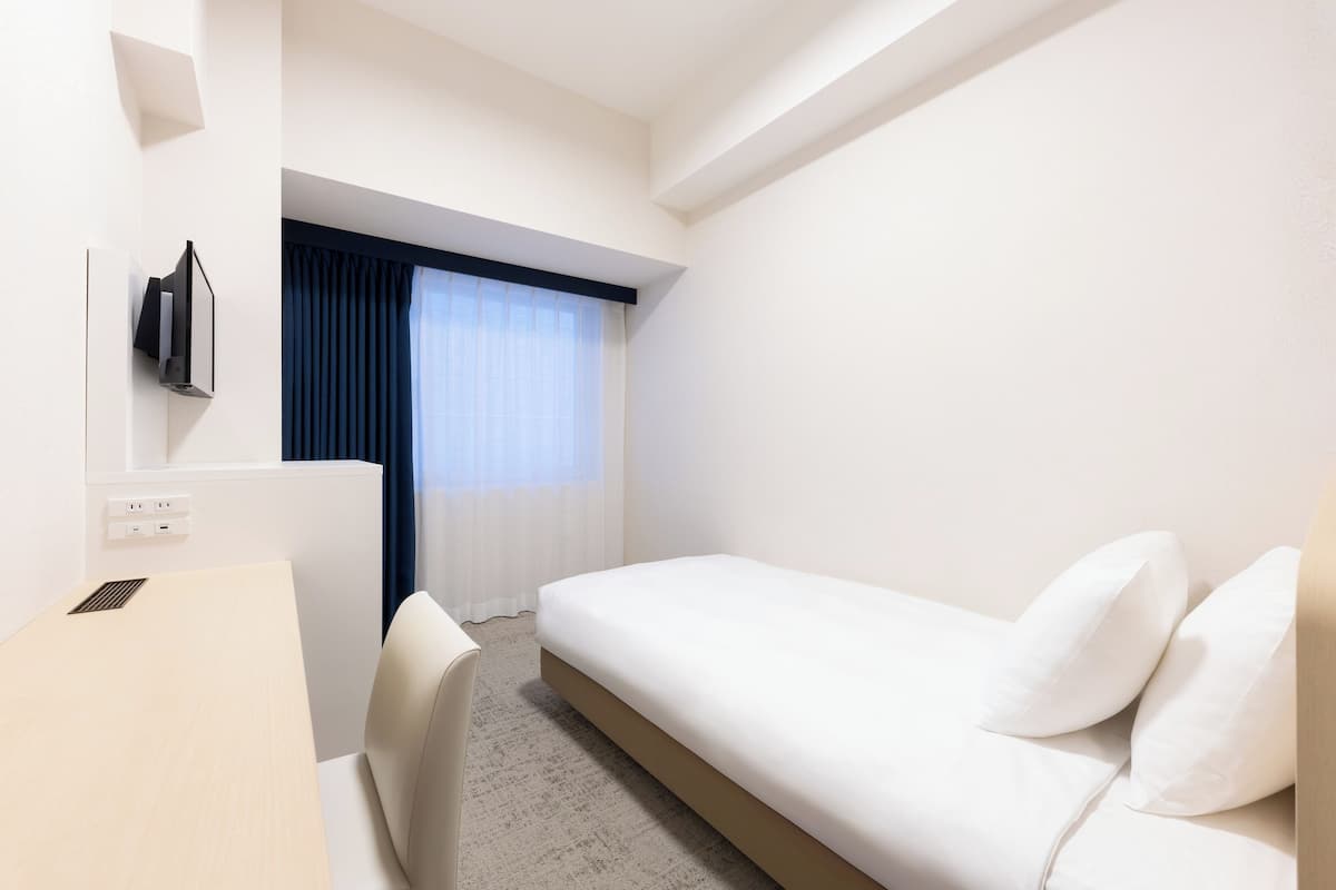 Down duvets, in-room safe, blackout curtains, free WiFi