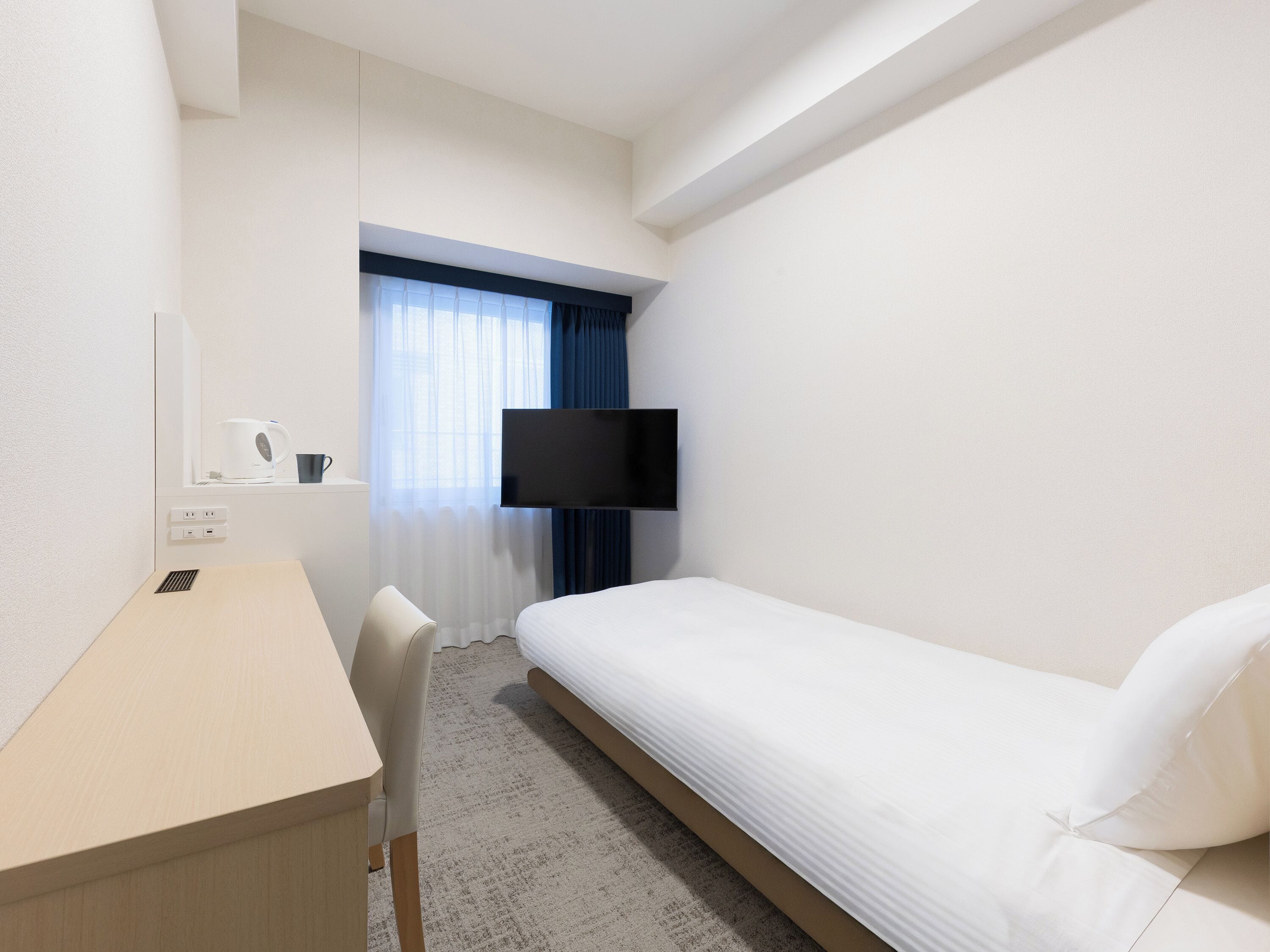 Down comforters, in-room safe, blackout drapes, free WiFi