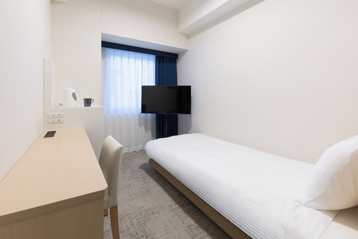 Down duvets, in-room safe, blackout curtains, free WiFi