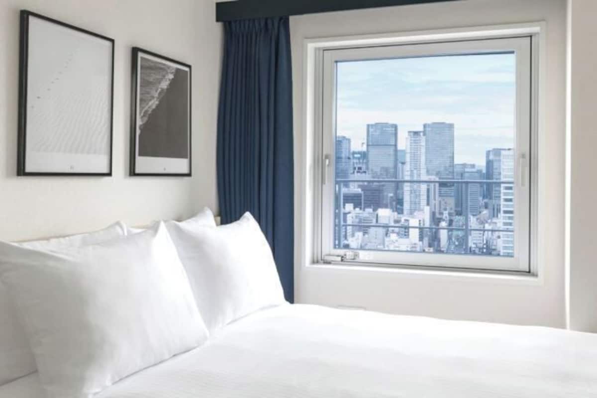Down duvets, in-room safe, blackout curtains, free WiFi