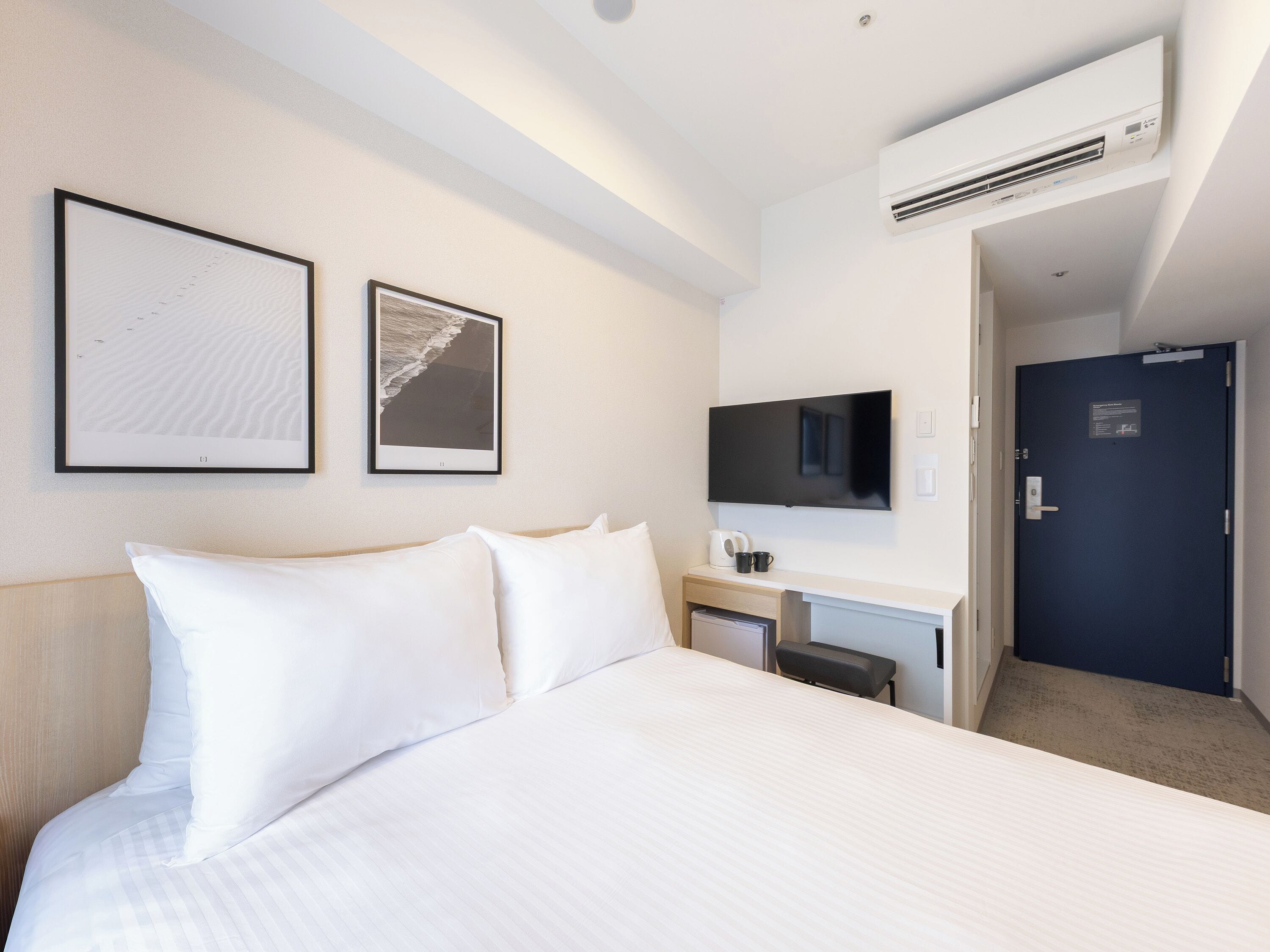 Down comforters, in-room safe, blackout drapes, free WiFi