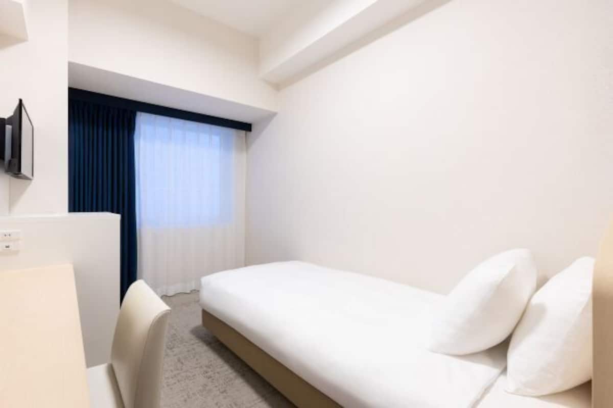 Down duvets, in-room safe, blackout curtains, free WiFi