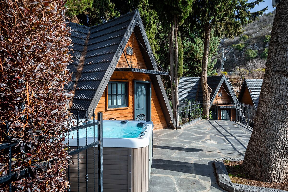 Deluxe Cabin with Outdoor Hot Tub | Minibaari, tallelokero huoneessa, äänieristys, ilmainen Wi-Fi