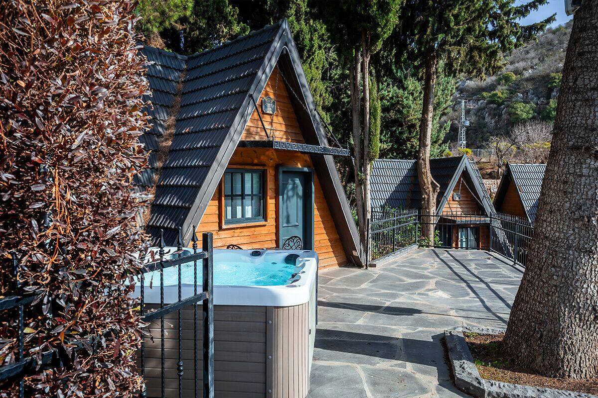 Deluxe Cabin with Outdoor Hot Tub | Minibar, in-room safe, soundproofing, WiFi (free)
