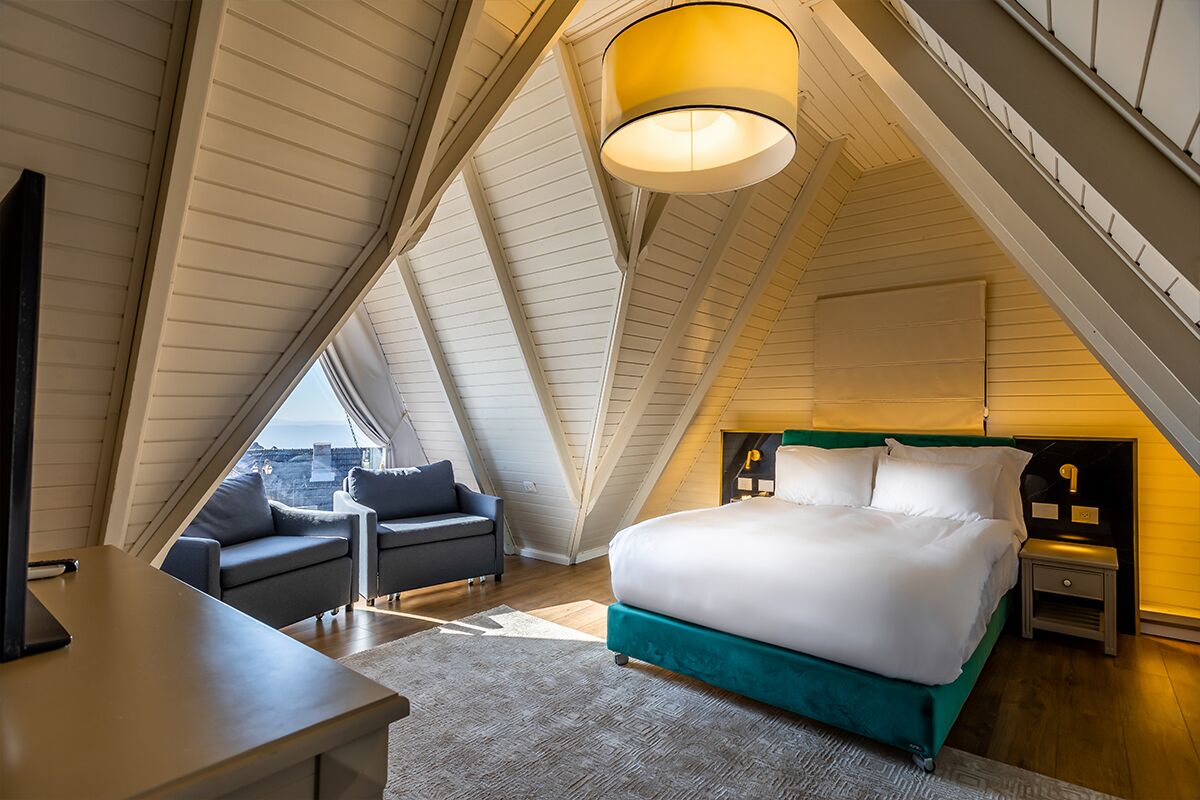 Minibar, in-room safe, soundproofing, WiFi (free)