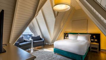 Minibar, in-room safe, soundproofing, WiFi (free)