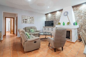 Smart TV, fireplace