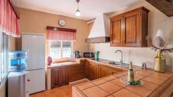 Een koelkast, een magnetron, een kookplaat, een vaatwasser