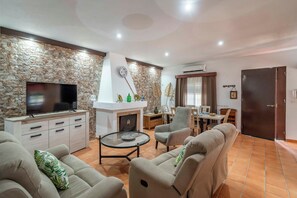 Smart TV, fireplace