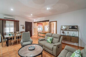 Smart TV, fireplace