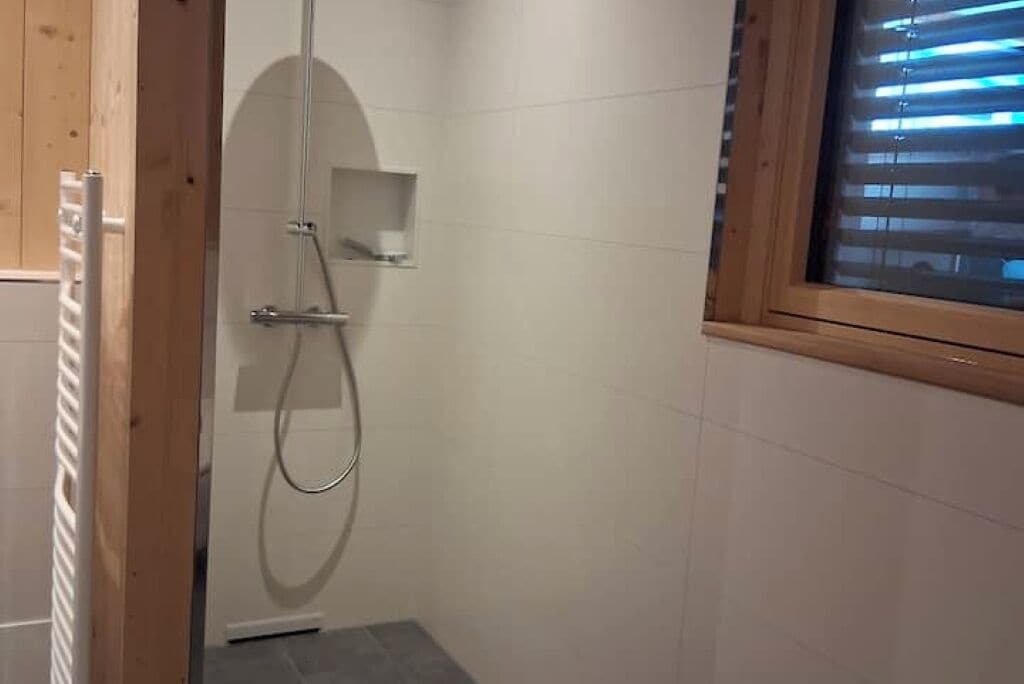 Dusche, Bidet, Handtücher, Seife