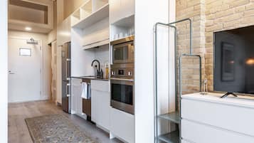 Kjøleskap, mikrobølgeovn, ovn og kokeplater