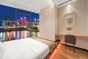 Classic Double Room, River View | Desk, laptop workspace, blackout curtains, free WiFi - Heyo Hengyue Huasong Hotel (Chongqing)