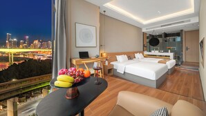 Kamar Double Comfort, pemandangan sungai | Meja kerja, ruang kerja ramah laptop, dan tirai kedap cahaya