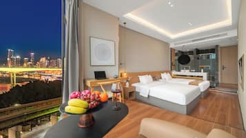 Comfort dubbelrum - utsikt mot floden | Skrivbord, arbetsyta för laptop, mörkläggningsgardiner och gratis wi-fi