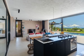 Villa exclusiva, 3 habitaciones, acceso a la alberca, vista a la alberca | Cocina privada | Refrigerador, microondas, horno y parrilla de estufa