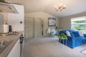 Microwave, oven, stovetop, dishwasher - Stunning Bath Property, Perfect For Families, Parties, Hot Tubs! (Bath)