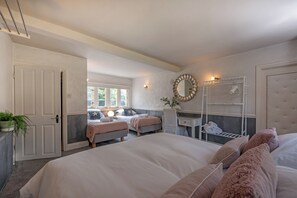 6 bedrooms, iron/ironing board, WiFi, bed sheets