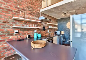 Luxury Loft, Mountain View | Iron/ironing board, free WiFi - West Side Studios Mountain View Loft (Cape Town)