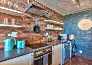 Luxury Loft, Mountain View | Private kitchen - West Side Studios Mountain View Loft (Cape Town)