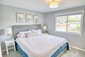 5 habitaciones, tabla de planchar con plancha y cuna de viaje 