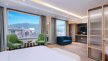 Habitación doble superior, vista a la ciudad | Escritorio y espacio para trabajar con laptop