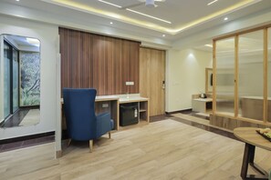 Luksus-dobbeltrom, byutsikt | Skrivebord, skrivebord for bærbar PC og rullestolvennlig