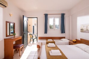 1 غرفة نوم وخزنة داخل الغرفة ومكتب ومكواة/لوح كي