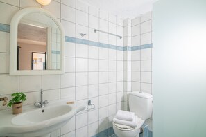 Articles de toilette écologiques, sèche-cheveux, serviettes fournies