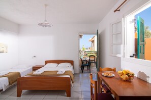 1 habitación, caja de seguridad en la habitación y escritorio 