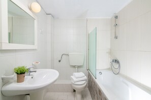 مستلزمات للعناية الشخصية صديقة للبيئة، مجففات شعر، مناشف، صابون