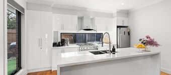 Chic 3BR House Near Box Hill