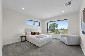 4 bedrooms, iron/ironing board, WiFi, bed sheets