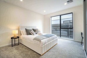 4 habitaciones, tabla de planchar con plancha, wifi y ropa de cama 